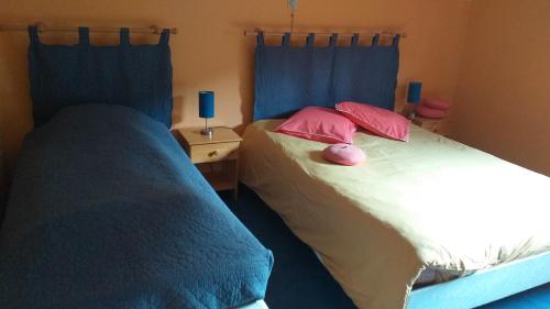 two beds sitting next to each other in a bedroom at Chez Lola in La Roche-en-Ardenne