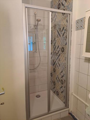 una doccia con porta in vetro in bagno di TheGarden Bed&Bike a Gmunden