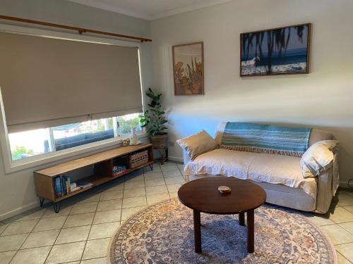 Posezení v ubytování 26 Tambor Drive - Pool and Pet Friendly