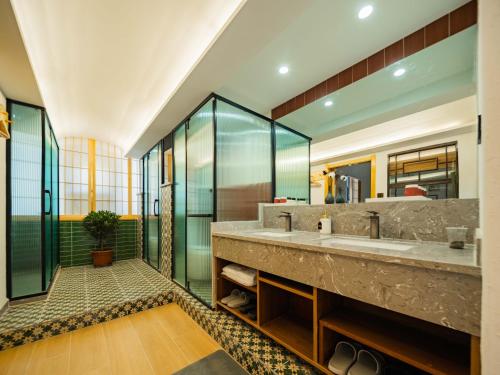 a bathroom with two sinks and a large mirror at Joke Inn in Xi'an