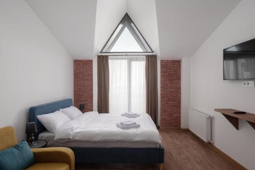 1 dormitorio con cama y ventana en Gudauri Ski Resort - Alpic Mountain View Apartments, en Gudauri