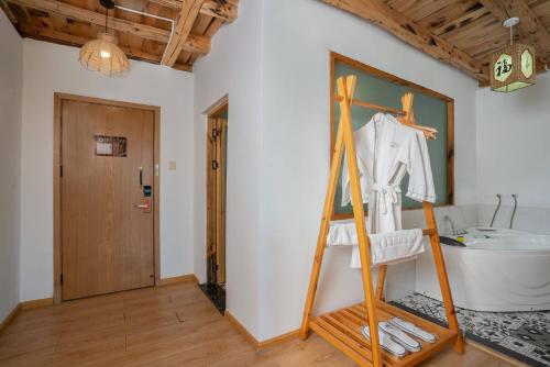 a room with a bathroom with a ladder and a bath tub at 昆明春庄山隐民宿 in Kunming