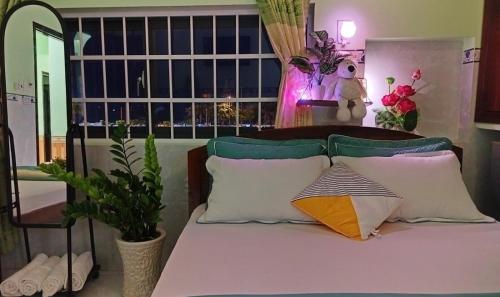 Giường trong phòng chung tại Thai Quang Hotel