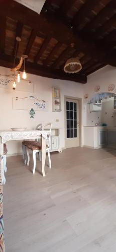 una sala de estar con una mesa blanca en una habitación en Casina del castello, en Castelnuovo della Misericordia