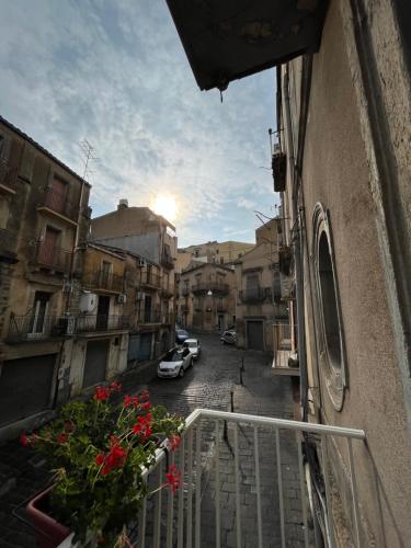 - un balcon donnant sur une rue avec des voitures dans l'établissement Casa di Giovi, à Caltagirone