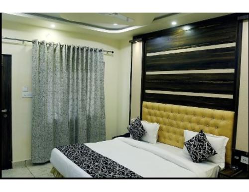 um quarto com uma cama grande e uma janela em J P Farm, Jhansi em Jhansi