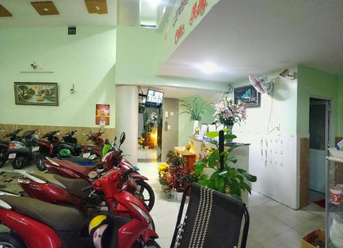 Thai Quang Hotel في فنغ تاو: غرفة بها مجموعة من الدراجات النارية متوقفة فيها