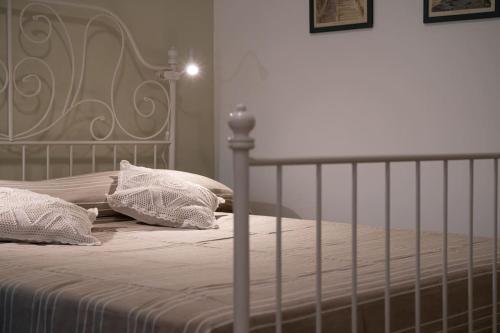 - un lit blanc avec 2 oreillers dans l'établissement Casa Bouganville - St. Peter Romantic Apartment, à Rome