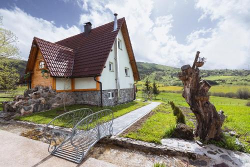 una casa con un banco delante de ella en Mountain House Kosjenka, en Kupres
