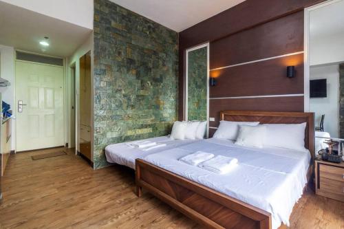 una camera con un grande letto con testiera in legno di Antonio's Place, 3 mins to Mactan Airport, Fast Internet with Netflix a Mactan