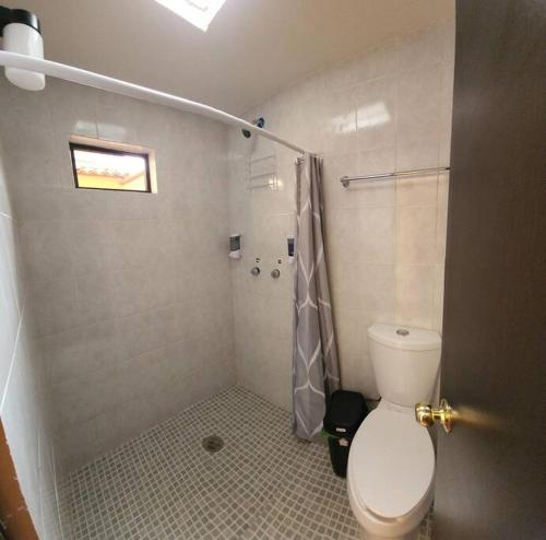 uma casa de banho com um WC e um chuveiro em Departamento Arista em Oaxaca de Juárez