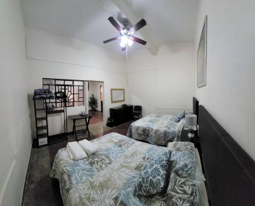 um quarto com 2 camas e uma ventoinha de tecto em Departamento Arista em Oaxaca City