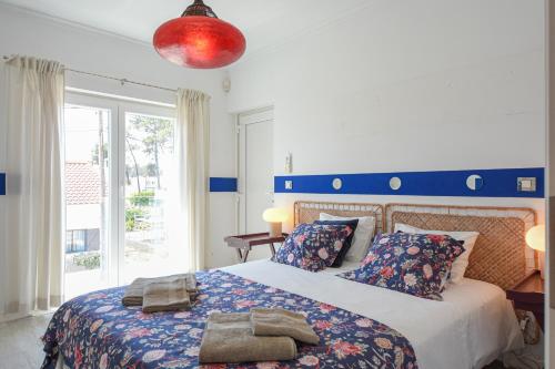 Ένα ή περισσότερα κρεβάτια σε δωμάτιο στο Aroeira villa with heated pool by Golf course, Beach and Lisbon