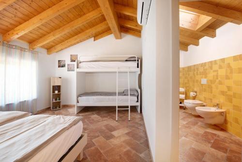 1 Schlafzimmer mit 2 Etagenbetten und einem Badezimmer in der Unterkunft Casale la Coccinella Lavanda in Caprino Veronese