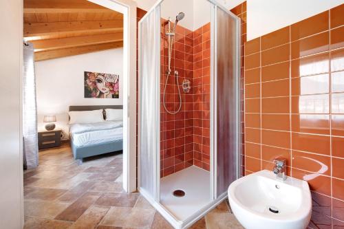 ein Bad mit einer Dusche, einem WC und einem Waschbecken in der Unterkunft Casale la Coccinella Lavanda in Caprino Veronese