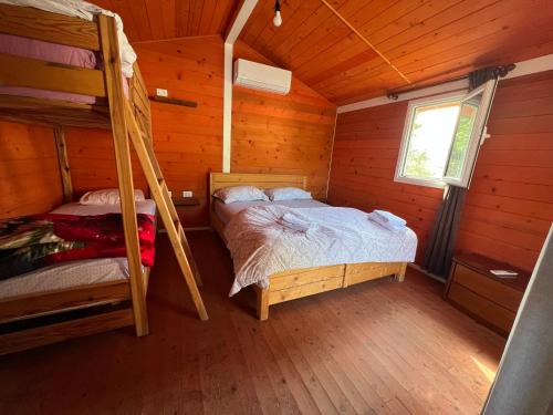 Baven -Toven Naturae في Rubik: غرفة نوم مع سريرين بطابقين في كابينة
