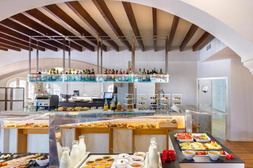 una grande cucina con molti tipi di cibo diversi di Alcanada Golf Hotel a Port d'Alcudia