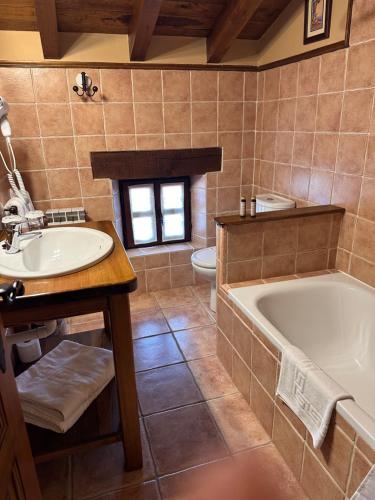 La salle de bains est pourvue d'une baignoire, d'un lavabo et de toilettes. dans l'établissement Posada Caborredondo, à Santillana del Mar
