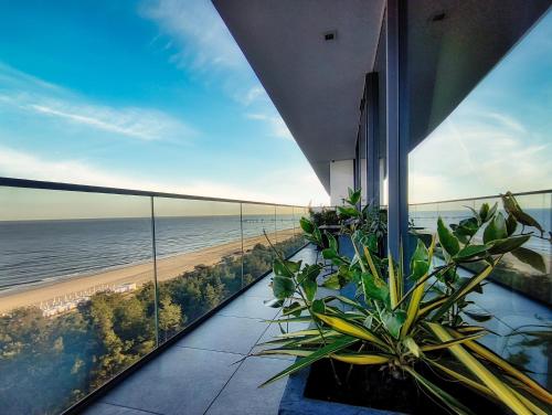 uma vista para a praia a partir de um edifício com plantas em Baltico Wave View Deluxe Apartament em Międzyzdroje