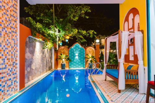 Boutique Villa in Hoi An Oldtown في هوي ان: مسبح في منتجع فيه مسبح