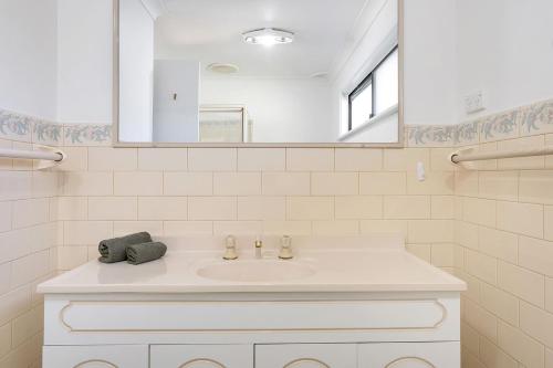 A bathroom at Fields of Green by Experience Jervis Bay