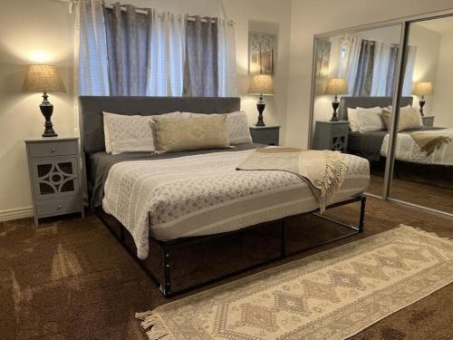Ένα ή περισσότερα κρεβάτια σε δωμάτιο στο Sedona Uptown Gem! Wow! Views!! NEW! BARREL SAUNA!!! Close to trails, walk to Uptown Sedona, restaurants and shopping