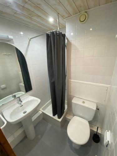 une salle de bain avec des toilettes blanches et un lavabo dans l'établissement Studio 50 m du funiculaire et pistes, à Tignes