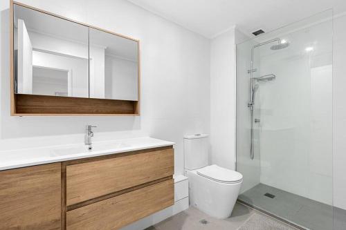 y baño con lavabo, aseo y ducha. en 2-Bedroom Apartment in Paris End of Melbourne CBD, en Melbourne