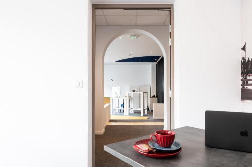 ビアリッツにあるUrban Style Biarritz Le Relaisの部屋のテーブルの上の赤いカップ