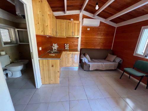 ein Bad mit einem Waschbecken und einem WC in einem Zimmer in der Unterkunft Baven -Toven Naturae in Rubik