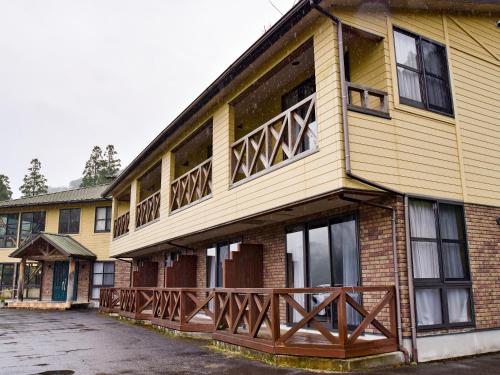 ein Gebäude mit einem Balkon auf der Seite in der Unterkunft 守実温泉　やすらぎの郷やまくに 