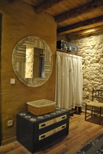 baño con espejo y tocador con lavabo en Casa Rural Los Secretos, en Carbonero de Ahusín