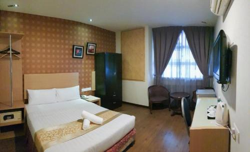 新山的住宿－GODORI HOTEL SDN BHD，酒店客房,配有床和电视