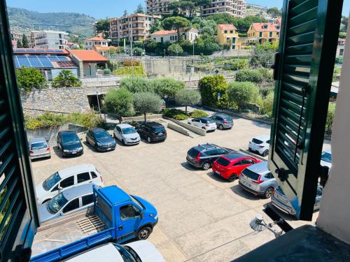 niebieska ciężarówka zaparkowana na parkingu z samochodami w obiekcie Casa Giulia w mieście Santo Stefano al Mare