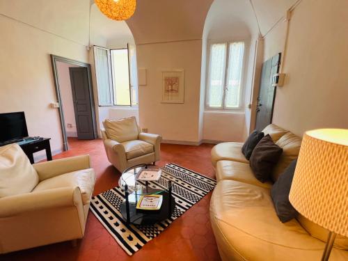 Sala de estar con 2 sofás y mesa en Casa Giulia, en Santo Stefano al Mare