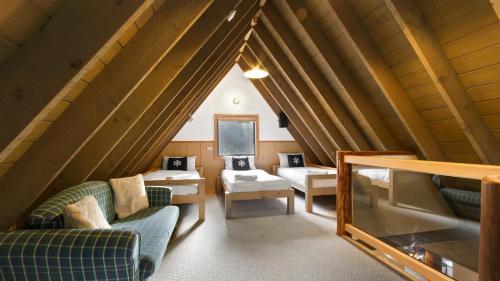ディナー・プレーンにあるFort Kingの屋根裏のリビングルーム(ソファ付)、階段