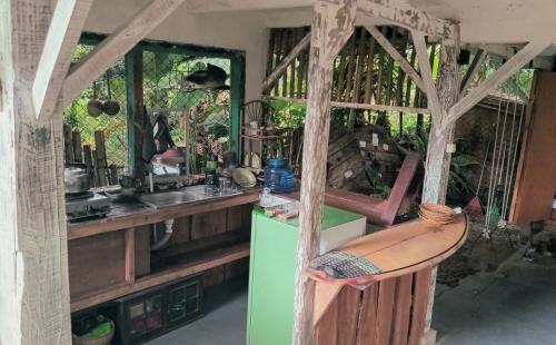 een keuken met een wastafel en een aanrecht met spiegels bij hijau in Tjakranegara
