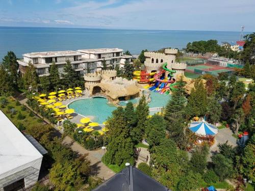 uma vista aérea de um resort com um parque aquático em Happy Days in Dreamland Oasis em Chakvi