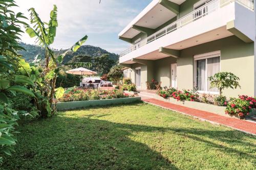 a view of the courtyard of a hotel with a lawn at Greek Style Apartment with Jaquzzi & Barbeque in Triánta