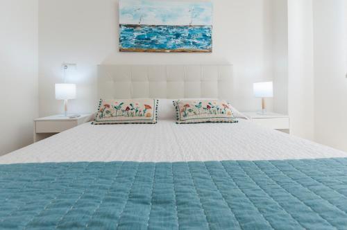 una camera da letto con un grande letto con due cuscini di Ag Aiguablava a Gandía