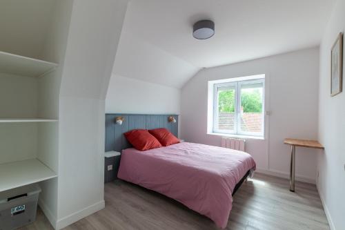 a bedroom with a bed and a window at Gîte du Tilleul - Maison climatisée pour 8 voyageurs in Houesville