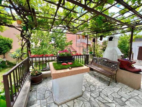 Taman di luar Kuća BORNA