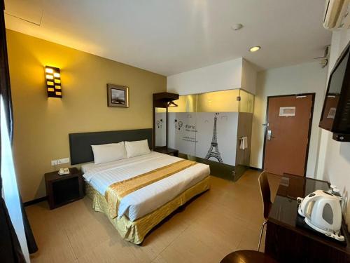 a bedroom with a large bed in a room at Eight Days Boutique Hotel - Impian Emas in Skudai