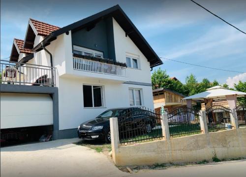 een auto geparkeerd voor een huis bij Saray Bosna Home in Gladno Polje