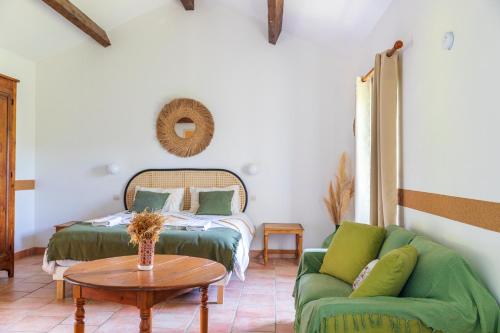 un salon avec un lit et un canapé dans l'établissement La Pampa en Provence - Maison de vacances, à Pontevès