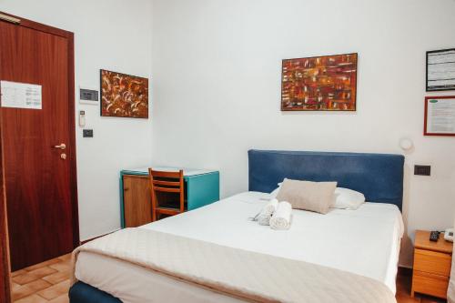 una camera da letto con un letto con due peluche sopra di Hotel Torino a Brindisi