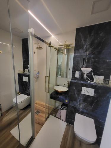 bagno con servizi igienici e lavandino di Apartament Gold Centrum a Zabrze