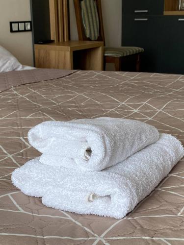 a pile of towels sitting on top of a bed at RIVER SIDE in Polyana