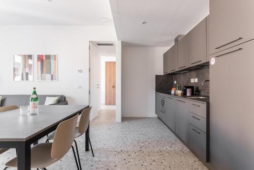 Una cocina o cocineta en Numa Rome Verso