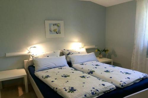 a bedroom with a bed with two pillows on it at Haus 52° Nord, Ferienwohnung in Winsen Aller